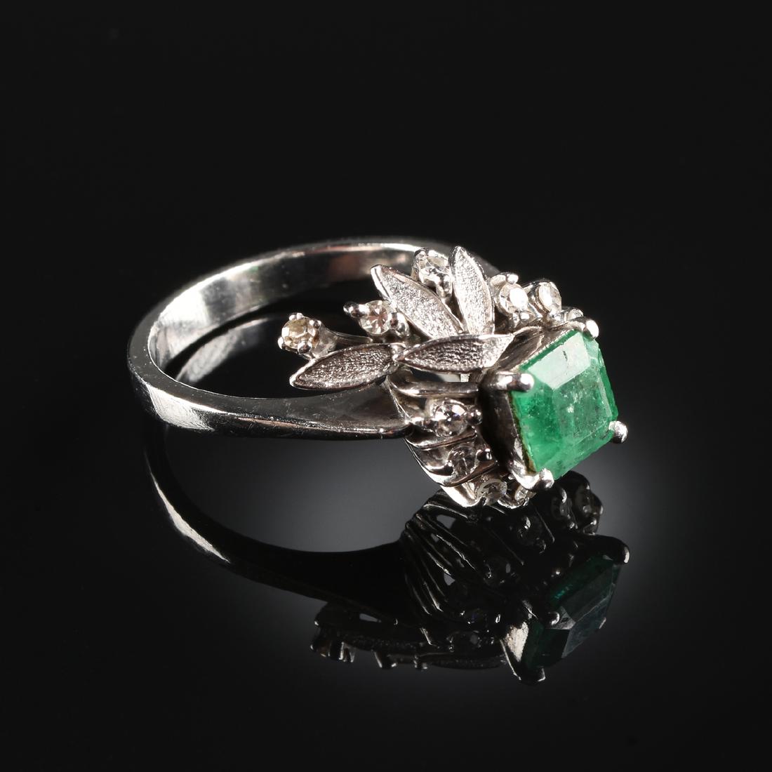 A PLATINUM EMERALD AND DIAMOND LADY'S RING, (1 of 2)