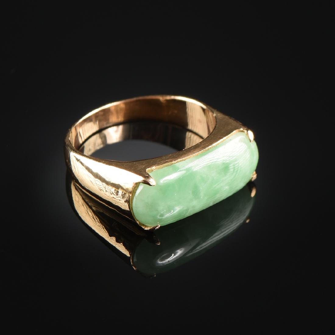 AN 18K YELLOW GOLD AND JADEITE JADE LADY'S RING, (1 of 2)