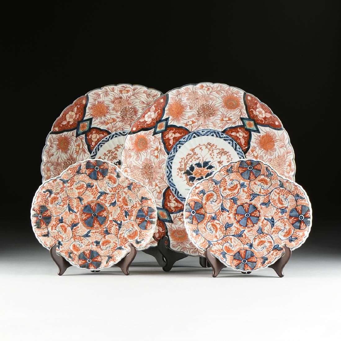 A GROUP OF FOUR PARCEL GILT IMARI CHARGERS AND: A GROUP OF FOUR PARCEL GILT IMARI CHARGERS AND PLATTERS, JAPANESE, MEIJI PERIOD (1868-1912), comprising a pair of large circular floriform platters, with scalloped edges, centering an underglaze blue 