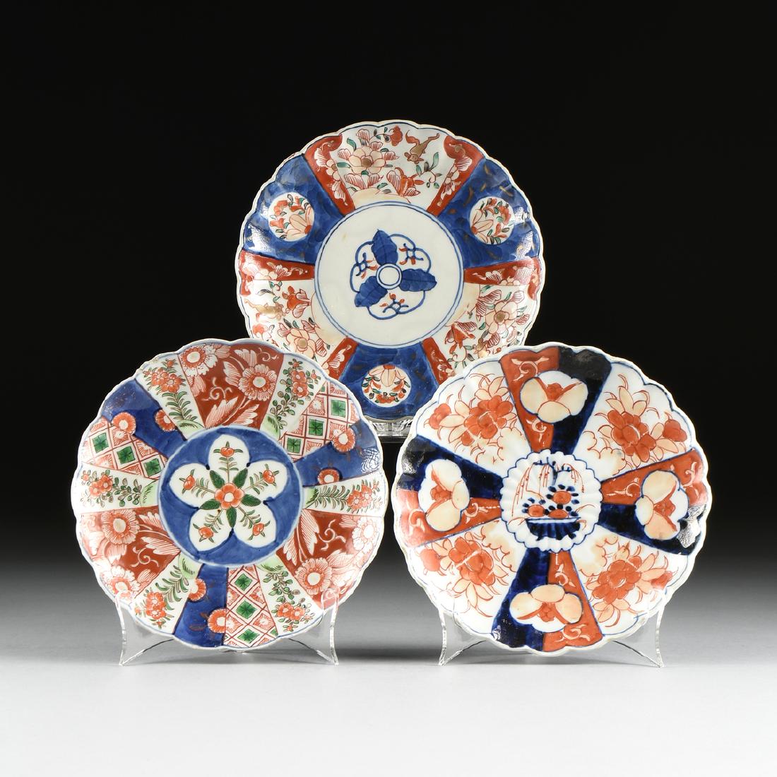 AN ASSEMBLED GROUP OF THREE JAPANESE EXPORT PARCEL GILT: AN ASSEMBLED GROUP OF THREE JAPANESE EXPORT PARCEL GILT ENAMELED PORCELAIN PLATES, MEIJI PERIOD (1868-1912), the three floriform plates with underglaze blue designs and overglaze enameling and gilt, e