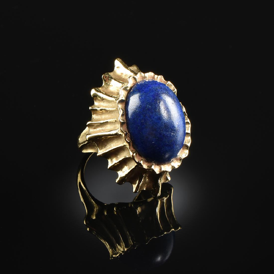 AN 18K YELLOW GOLD AND LAPIS CABOCHON RING BY ERWIN: AN 18K YELLOW GOLD AND LAPIS CABOCHON RING BY ERWIN PEARL, the deep blue Pakistan Lazare lapis stone measuring 19.34 x 14.48" with an approximate weight of 15 Cts. stamped "E. Pearl 18K." Total approx