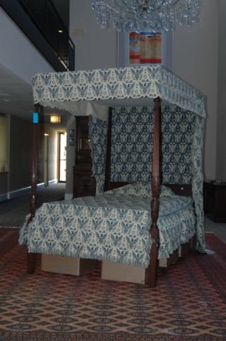 A FINE FEDERAL INLAID MAHOGANY FOUR POSTER BEDSTEA