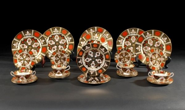 A THIRTY-SIX PIECE ENGLISH ABBEYDALE BONE CHINA DI