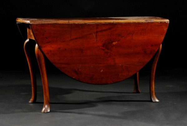 AN 18TH CENTURY QUEEN ANNE WALNUT DROP-LEAF DINING: AN 18TH CENTURY QUEEN ANNE WALNUT DROP-LEAF DINING TABLE, the circular top above plain frieze apron raised on cabriole legs ending in shaped trefid feet. Circa 1750's. Height: 27 1/8", diameter: 54 1/