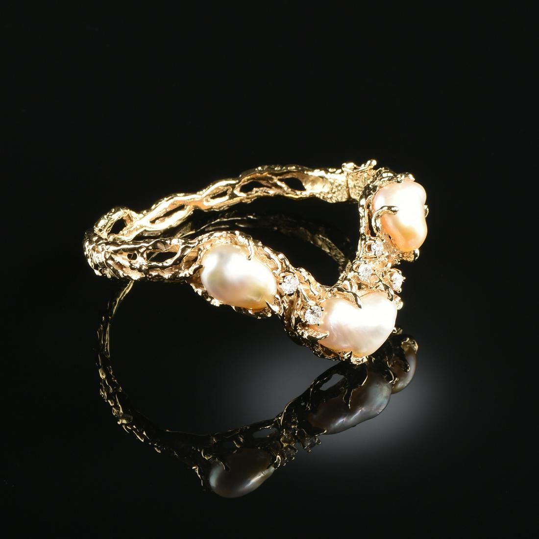 AN ARTHUR KING 18K YELLOW GOLD, DIAMOND, AND PEARL: AN ARTHUR KING 18K YELLOW GOLD, DIAMOND, AND PEARL BRACELET, lost wax cast tendrils of gold enclose three baroque pearls in a chevron form mounted with five round diamonds, with safety clasp, marked o