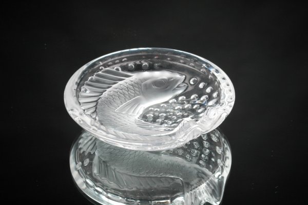 A LALIQUE SIGNED CRYSTAL CENDRIER in the Concarneau