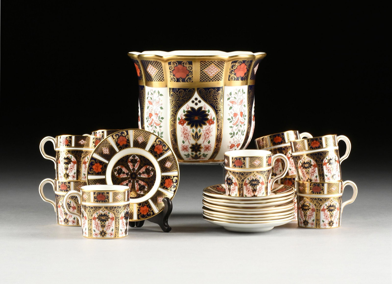 A TWENTY ONE PIECE SET OF ROYAL CROWN DERBY "OLD IMARI": A TWENTY ONE PIECE SET OF ROYAL CROWN DERBY "OLD IMARI" COFFEE CUPS/SAUCERS AND JARDINIERE, SIGNED, 20TH CENTURY, each traditionally painted in the Old Imari pattern with gilt highlights throughout, c