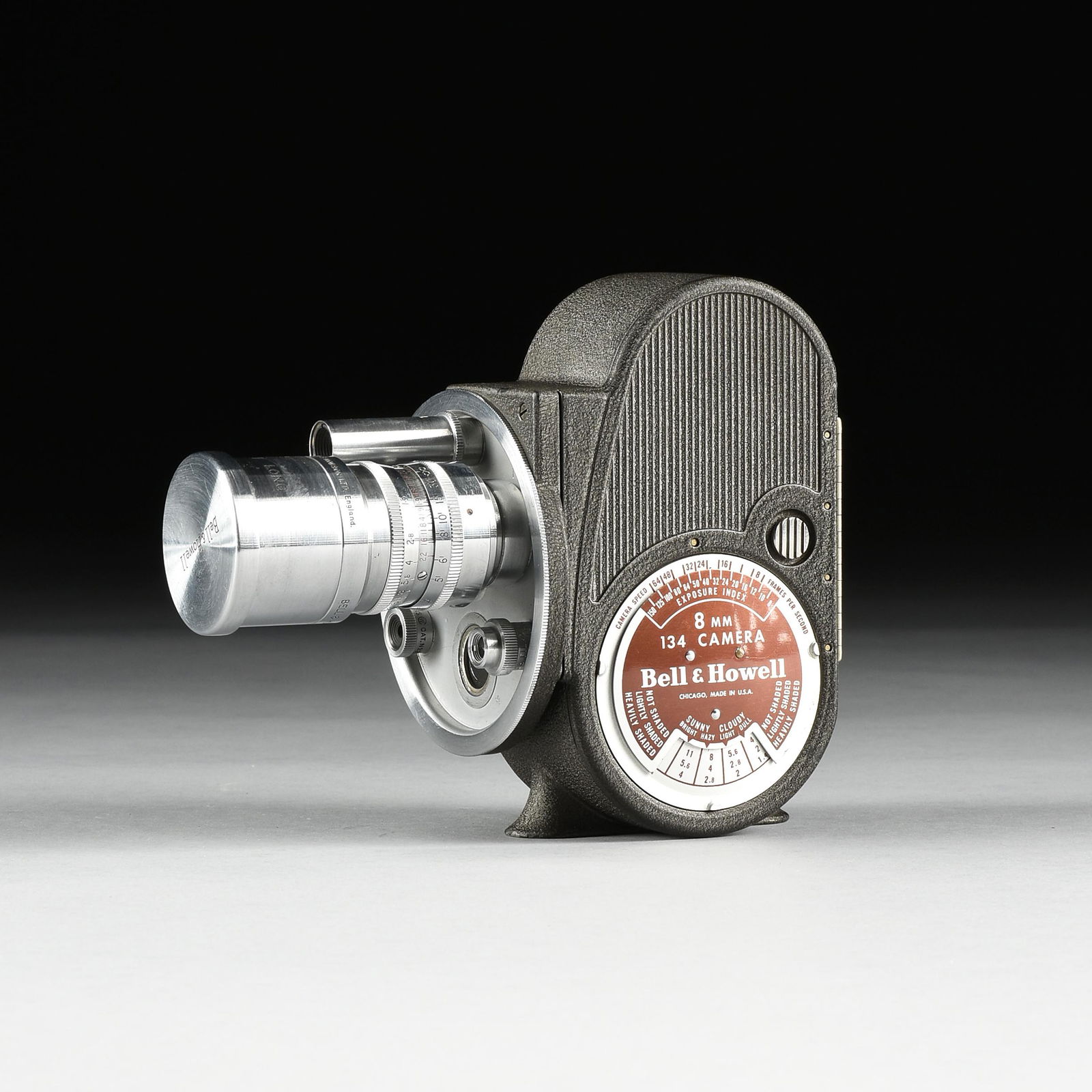 AN AMERICAN BELL & HOWELL MODEL 134 8MM MOVIE CAMERA (1 of 8)
