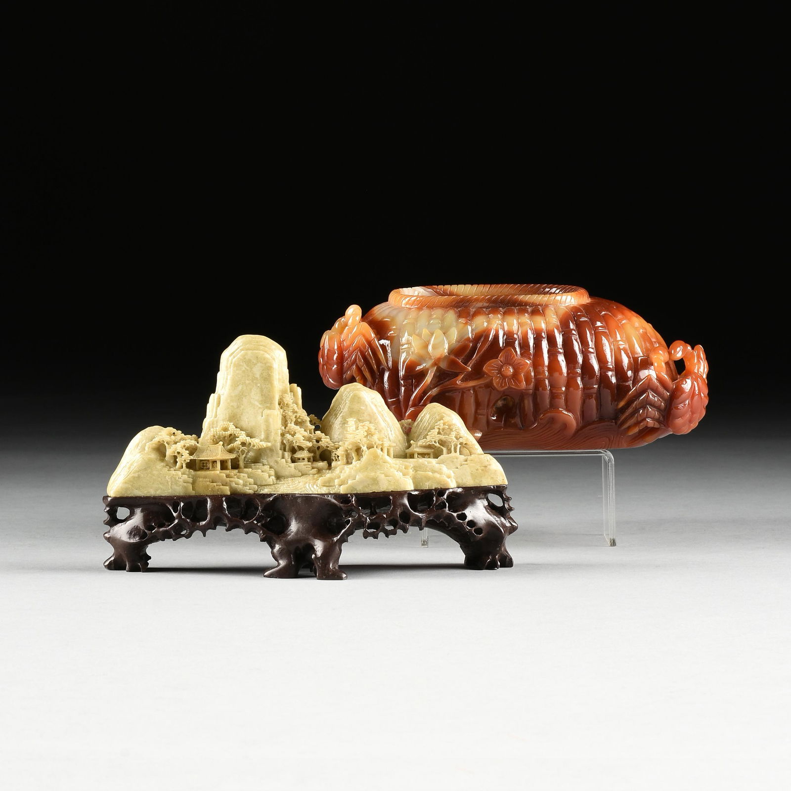 A GROUP OF TWO CHINESE HARDSTONE CARVINGS, AGATE CRAB (1 of 12)