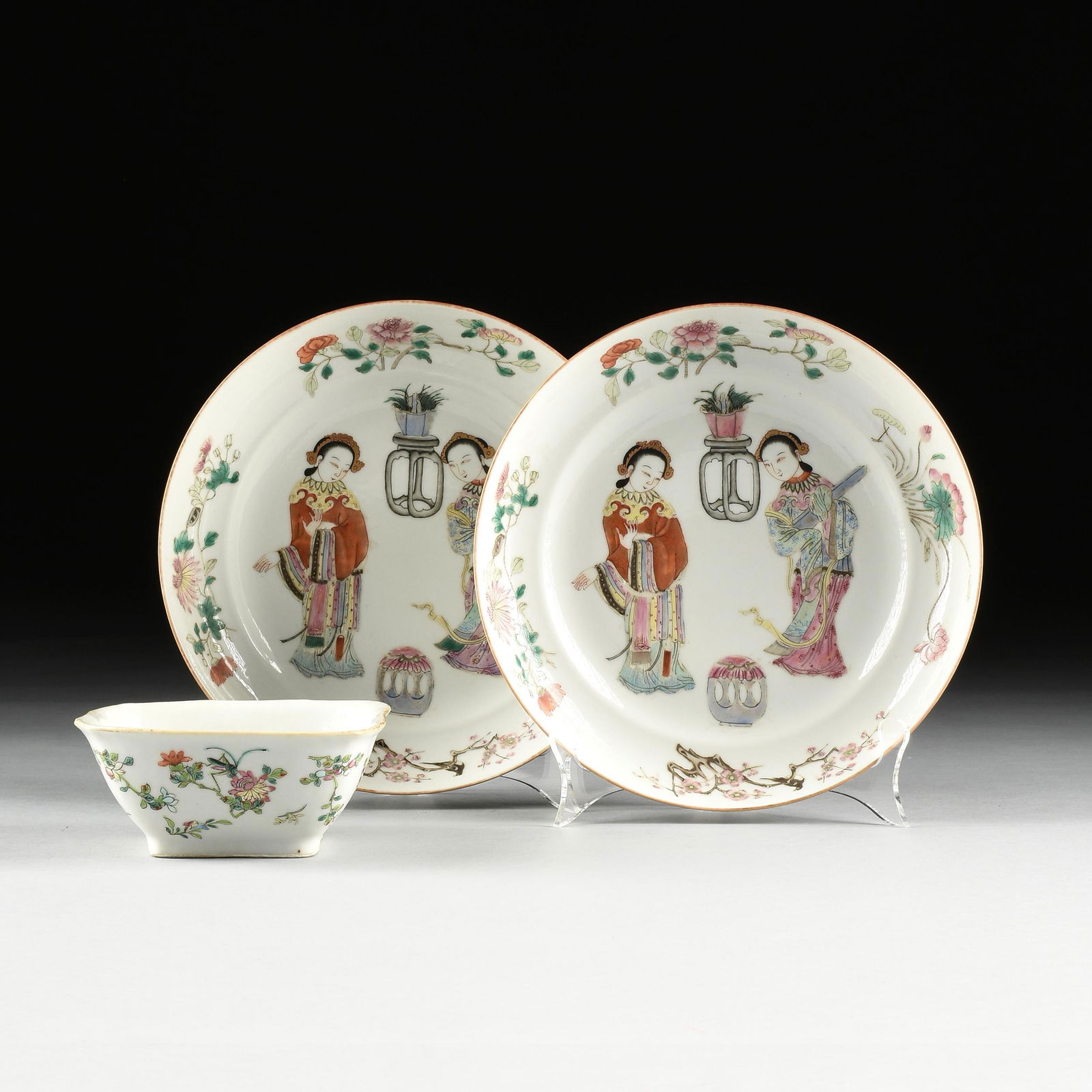 A GROUP OF THREE CHINESE FAMILLE ROSE PORCELAIN PLATES (1 of 12)
