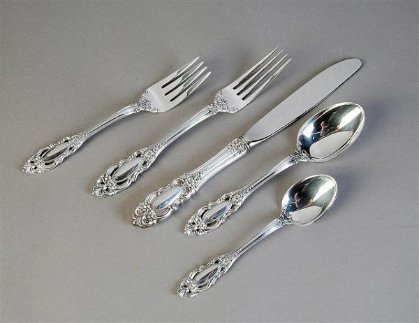 A TOWLE STERLING SILVER FLATWARE SERVICE IN THE GR