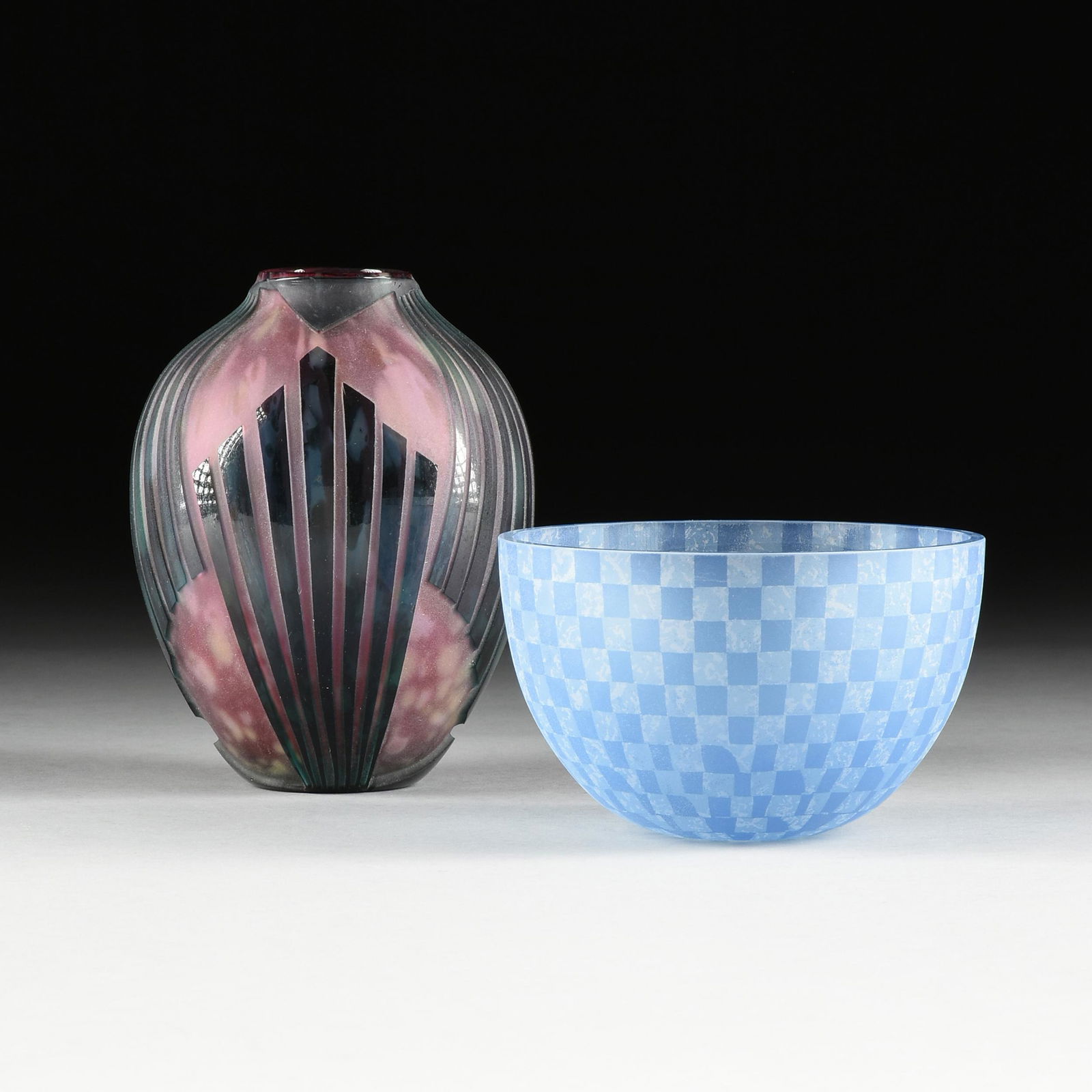 A GROUP OF TWO VINTAGE ART GLASS VASES, KELSEY/PILGRIM (1 of 14)