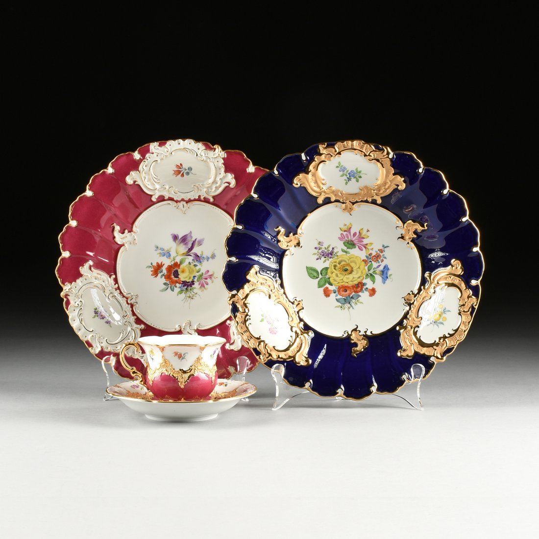 A GROUP OF FOUR MEISSEN PARCEL GILT AND FLORAL PAINTED: A GROUP OF FOUR MEISSEN PARCEL GILT AND FLORAL PAINTED PORCELAIN WARES, MARKED, 1970s, each in the Rococo Revival style, comprising a generously burnished/mat gilt and molded royal blue ground display