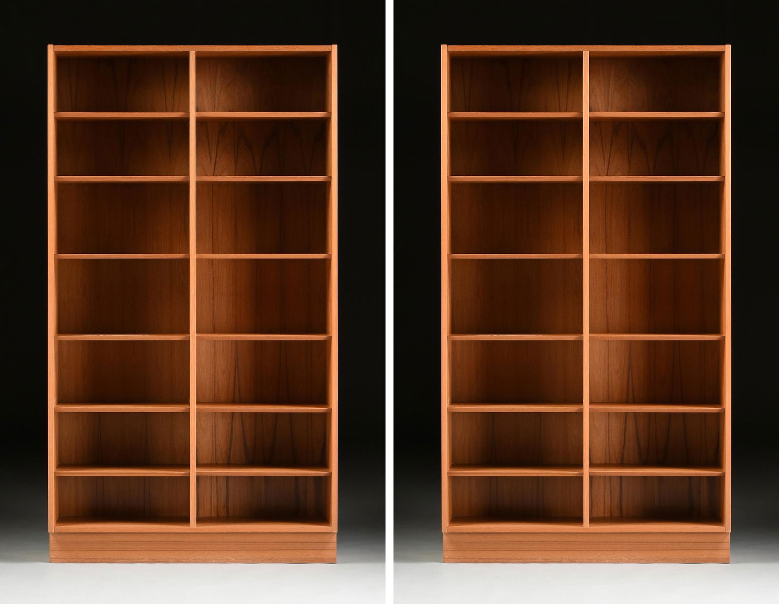 A PAIR OF DANISH MODERN TEAK BOOKCASES, BY HUNDEVAD (1 of 13)