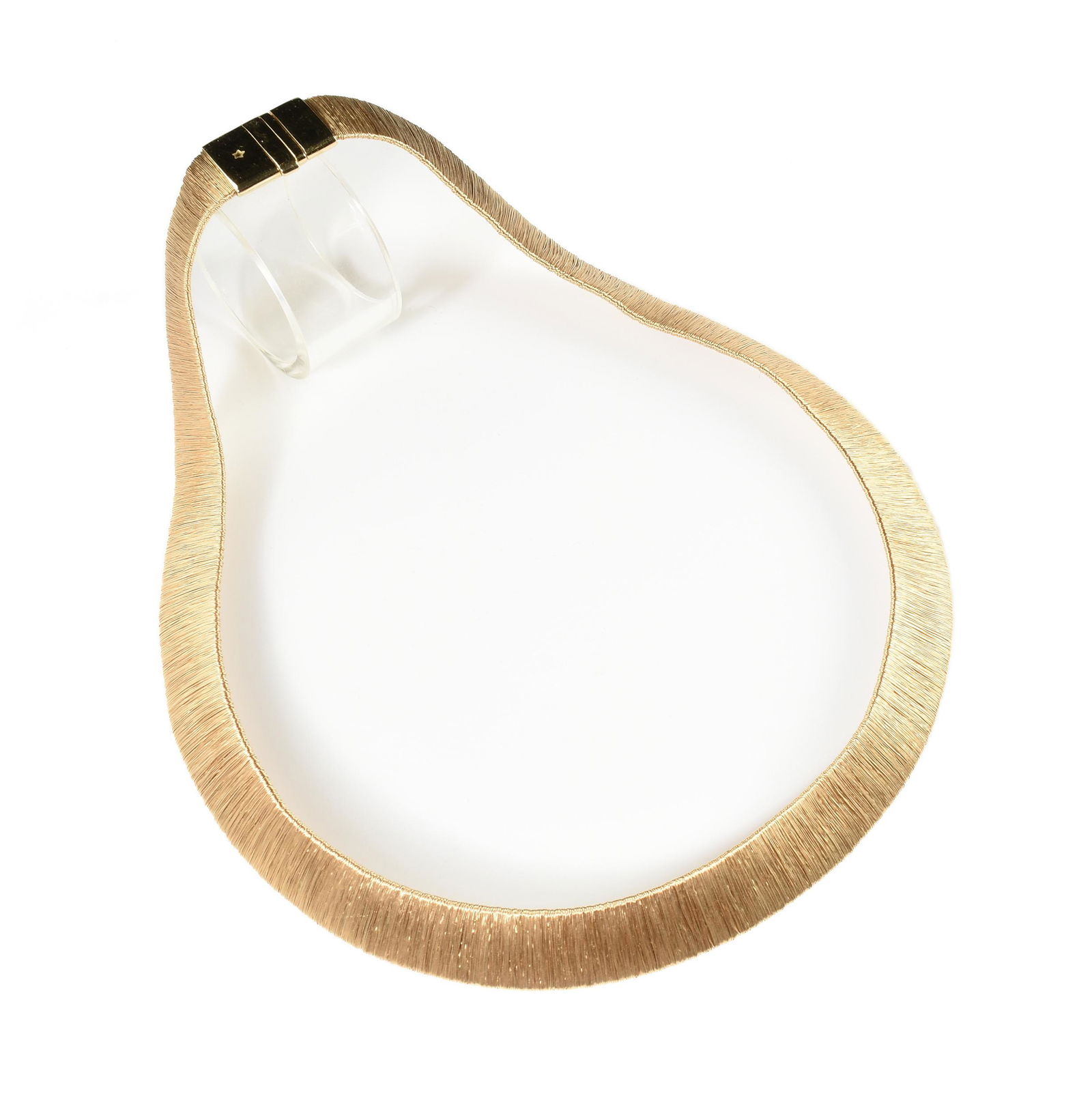 AN 18K YELLOW GOLD CHOKER NECKLACE, (1 of 3)