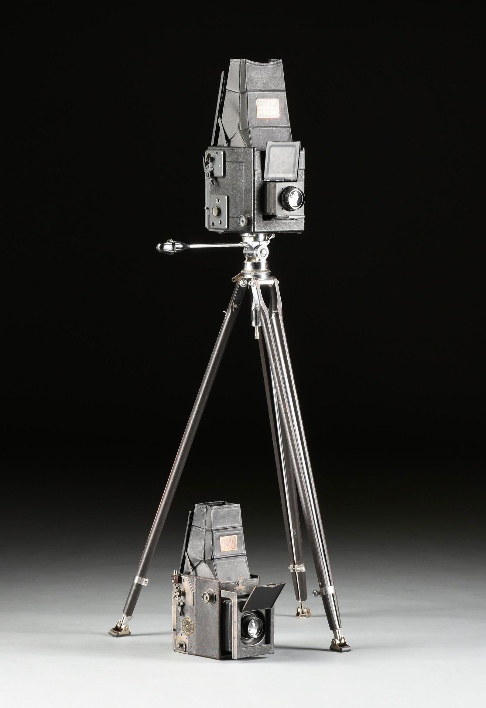 A GROUP OF TWO AMERICAN 'GRAFLEX' SLR TYPE CAMERAS (1 of 9)