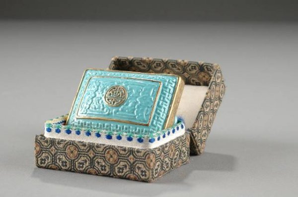 A CHINESE PORCELAIN BELT BUCKLE, 18th century, de: A CHINESE PORCELAIN BELT BUCKLE, 18th century, decorated with bats, Greek keys, and the character longevity. Length: 2 1/4", width: 1 1/2".