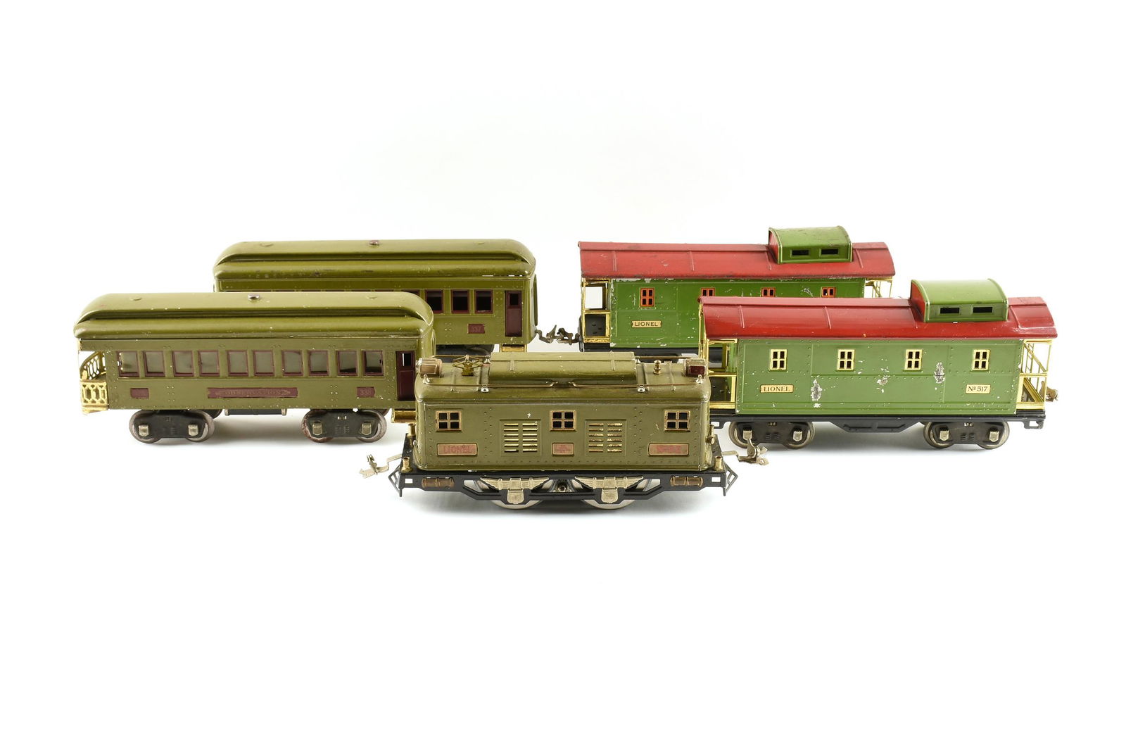 A GROUP OF FIVE VINTAGE LIONEL TRAIN CARS, 8E, 337, (1 of 7)