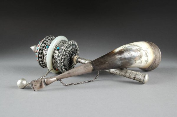 A RUSSIAN SOVIET ERA SILVER MOUNTED HORN AND TIBET: A RUSSIAN SOVIET ERA SILVER MOUNTED HORN AND TIBETAN SILVER PRAYER RATTLE, the horn having nielo decorated silver mounts and an engraved inscription dated 1961, hallmarked, length: 10 3/4"; together w