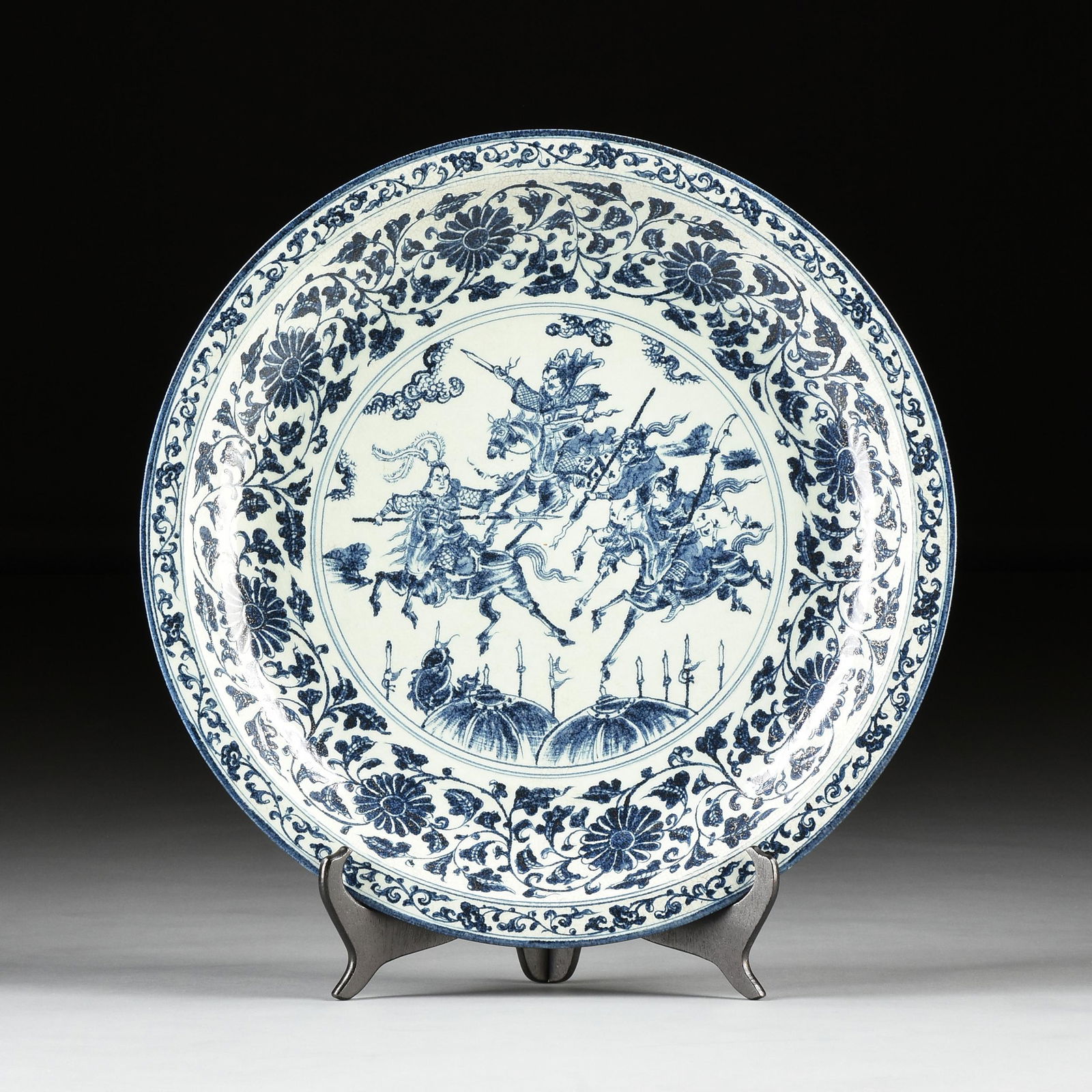 A LARGE MING DYNASTY STYLE BLUE AND WHITE PORCELAIN (1 of 5)