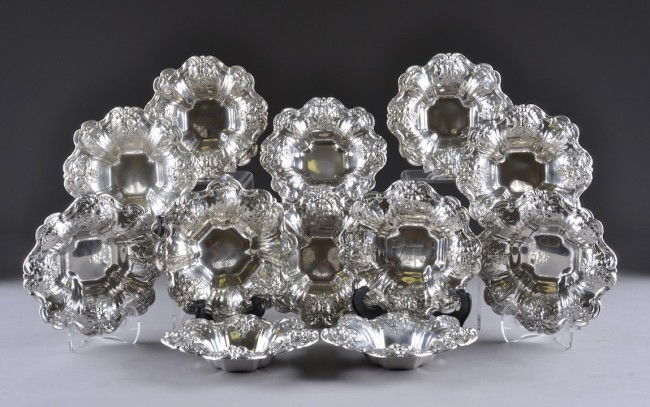 A SET OF TWELVE REED AND BARTON STERLING SILVER DES: A SET OF TWELVE REED AND BARTON STERLING SILVER DESSERT BOWLS IN THE FRANCIS I PATTERN, each with scalloped rims chased and repoussé with fruit and acanthus motif. Stamped X569. Wt. 11 oz. each. Diam
