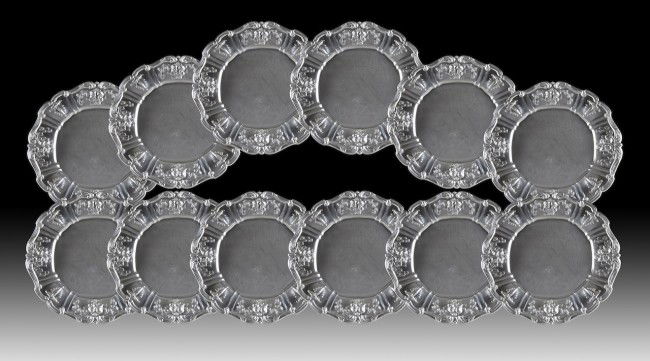 A SERVICE OF TWELVE REED AND BARTON STERLING SILVE: A SERVICE OF TWELVE REED AND BARTON STERLING SILVER DINNER PLATES IN THE FRANCIS I PATTERN, stamped X563. Wt. 20 oz. each. Diameter: 11"
