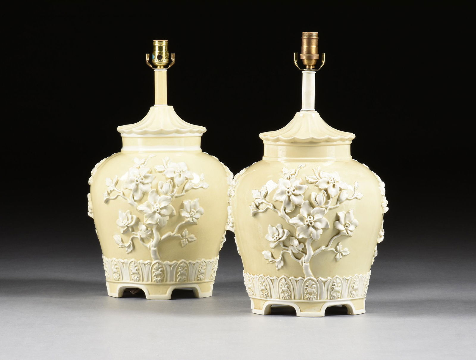 A PAIR OF CHINOISERIE STYLE PALE YELLOW GROUND GINGER JAR FORM COMPOSITE LAMPS, MODERN, (1 of 5)