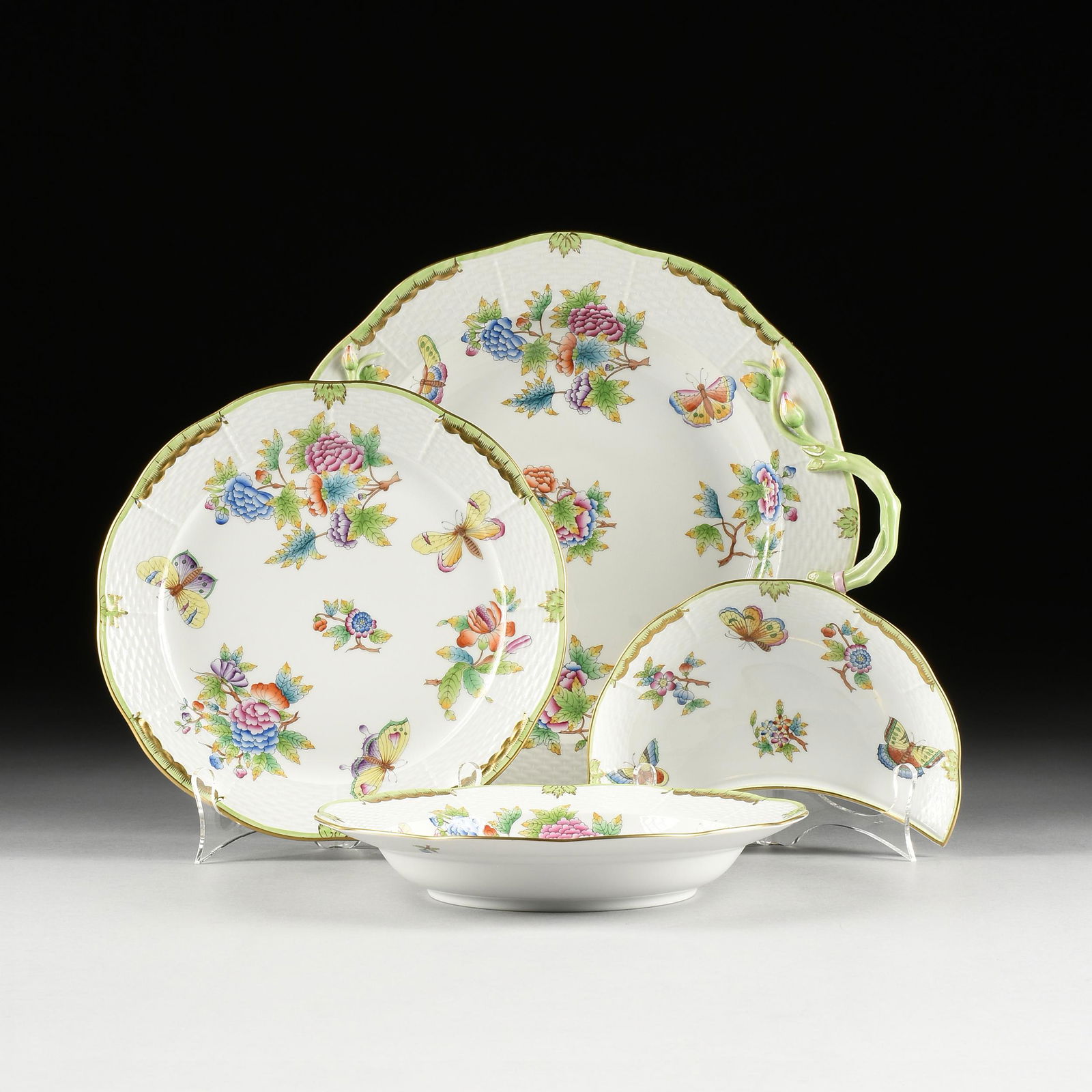 A THIRTY-EIGHT PIECE HEREND "QUEEN VICTORIA" PART DINNERWARE PORCELAIN SERVICE, MARKED, 20TH (1 of 13)
