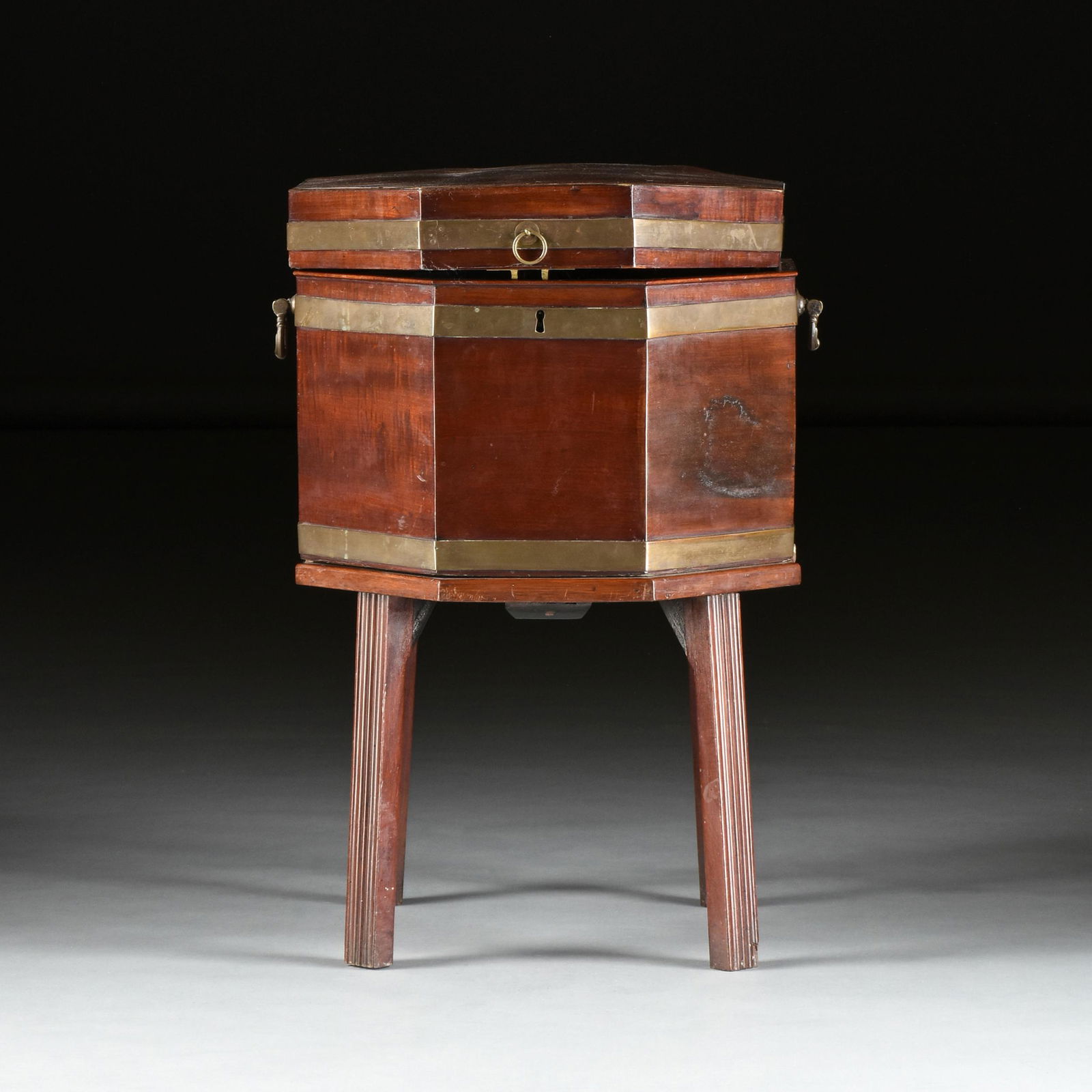 A GEORGE III OCTAGONAL MAHOGANY CELLARETTE ON STAND, CIRCA 1800, (1 of 12)