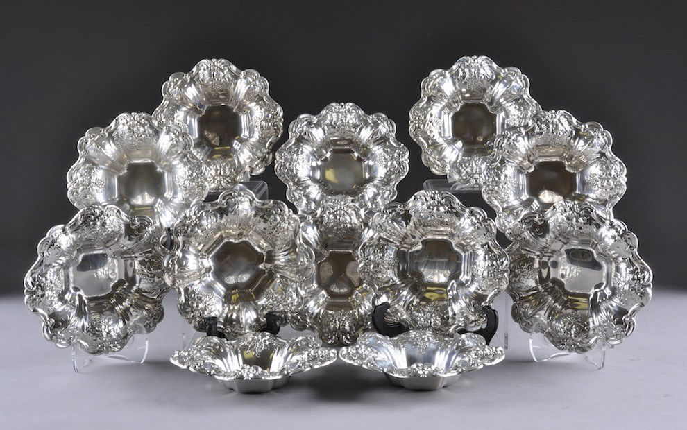 A SET OF TWELVE REED AND BARTON STERLING SILVER DES: A SET OF TWELVE REED AND BARTON STERLING SILVER DESSERT BOWLS IN THE FRANCIS I PATTERN, each with scalloped rims chased and repoussŽ with fruit and acanthus motif. Stamped X569. Wt. 11 oz. each. Diam