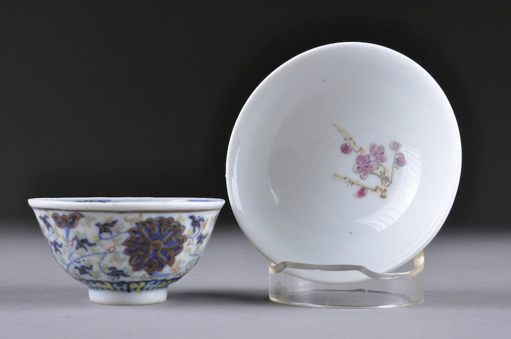 TWO CHINESE PORCELAIN TEA CUPS WITH IMPERIAL SEAL M: TWO CHINESE PORCELAIN TEA CUPS WITH IMPERIAL SEAL MARKS OF THE PERIOD, LATE 19TH CENTURY, comprising a Douchai cup, diameter: 2 5/8"; and a Famille rose fish bowl with inscriptions. Diameter: 3 3/8"