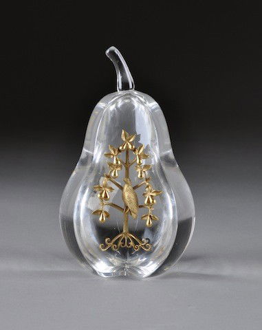 A STEUBEN 18K GOLD MOUNTED CRYSTAL GLASS SCULPTURE: A STEUBEN 18K GOLD MOUNTED CRYSTAL GLASS SCULPTURE, "PARTRIDGE IN A PEAR TREE," DESIGNED BY LLOYD ATKINS, LATE 20TH CENTURY, naturalistically modeled with short stem in upright position and open quart