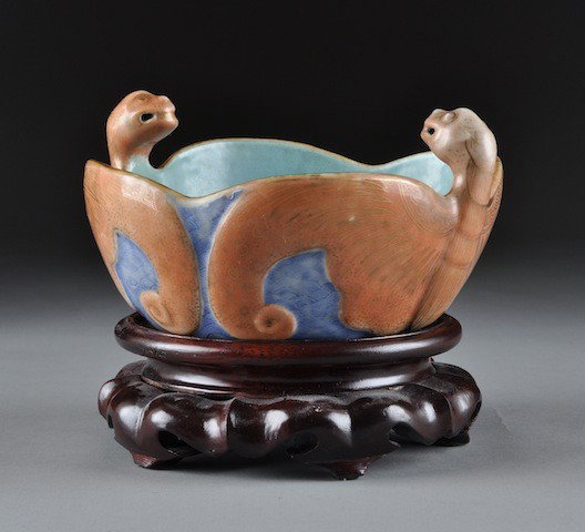 AN ANTIQUE FAMILLE ROSE TWO BATS PORCELAIN BOWL, 1: AN ANTIQUE FAMILLE ROSE TWO BATS PORCELAIN BOWL, 19TH CENTURY, of shaped circular form and modeled as two opposing spread winged bats with head form handles detailed with smiling expressions and potte