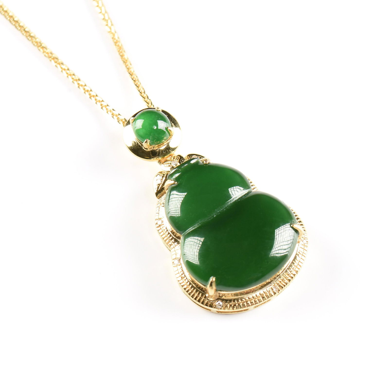 A CHINESE 18K YELLOW GOLD JADEITE DOUBLE GOURD HULUPING VASE PENDANT PRESENTED ON AN ITALIAN VERMEIL (1 of 1)