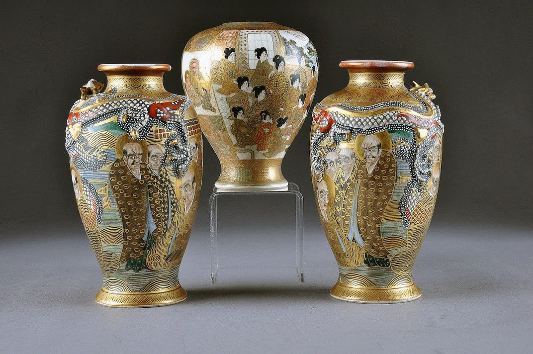 A SATSUMA THREE PIECE PARCEL GILT AND POLYCHROME P: A SATSUMA THREE PIECE PARCEL GILT AND POLYCHROME PAINTED MATCHED GARNITURE, SIGNED, EARLY 20TH CENTURY, comprising a pair of baluster form vases each with molded roaring dragon shoulders above sides d