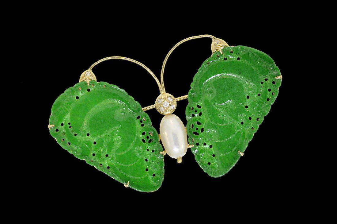 AN 18K CHINESE JADEITE JADE, PEARL, AND DIAMOND LA: AN 18K CHINESE JADEITE JADE, PEARL, AND DIAMOND LADY'S BROOCH, the butterfly formed yellow gold mounting set with two natural, type “A” jadeite jade carved, pierced butterfly wings measuring 35.5