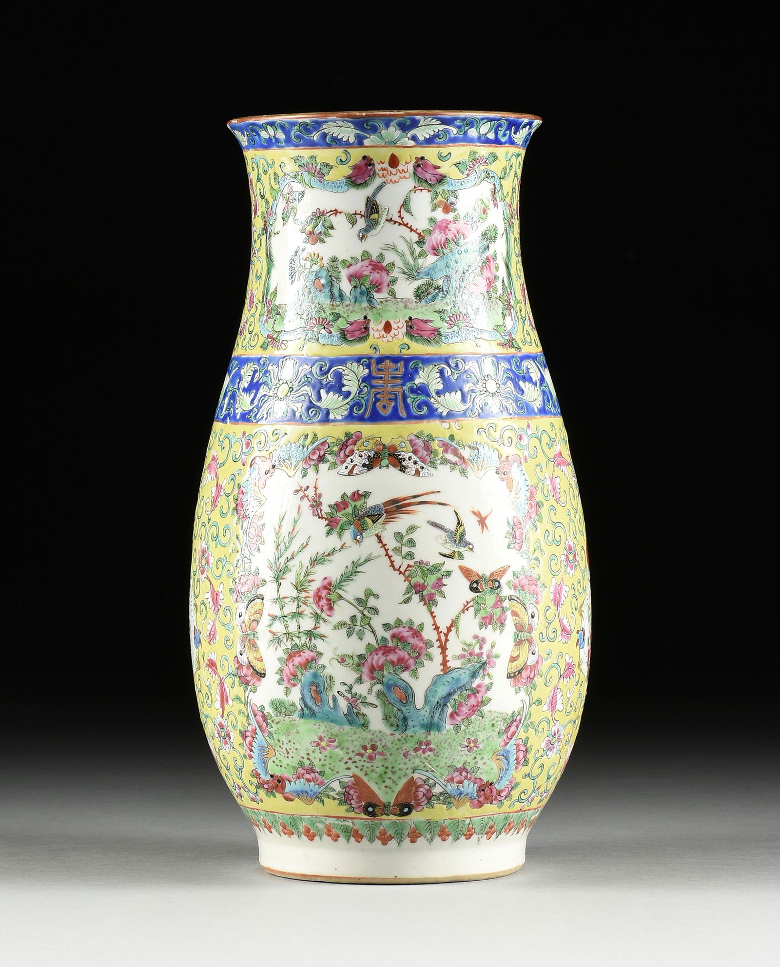 A CHINESE EXPORT FAMILLE JEUNE ENAMELED PORCELAIN VASE, MID/LATE 19TH CENTURY, (1 of 12)