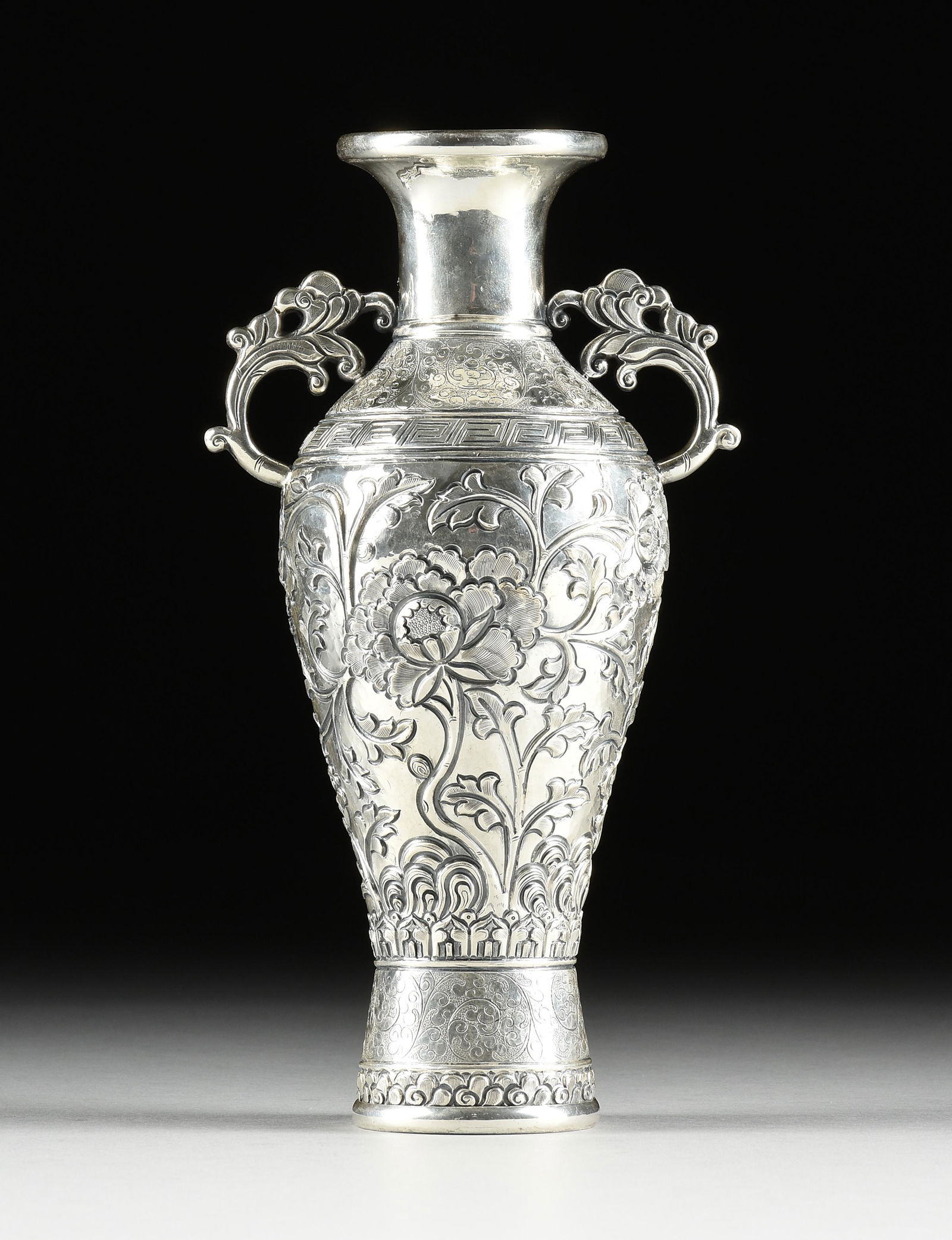 A CHINESE EXPORT "PHOENIX AND FLOWERS" TWO HANDLED VASE, EARLY 20TH CENTURY, (1 of 9)