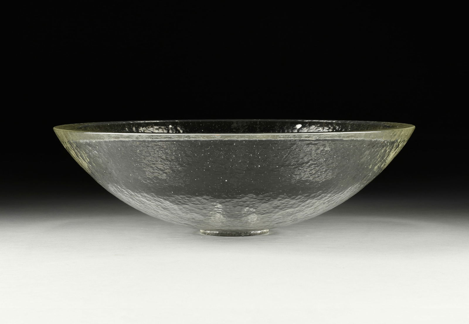 JOHN LEWIS (American b. 1942) AN ART GLASS CENTERPIECE BOWL, SIGNED, OCTOBER 1999, (1 of 6)