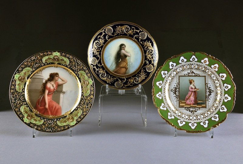 A GROUP OF THREE GERMAN PARCEL GILT AND POLYCHROME: A GROUP OF THREE GERMAN PARCEL GILT AND POLYCHROME DECORATED CABINET PLATES, BLUE MAKER'S AND DECORATOR'S MARKS, EARLY 20TH CENTURY, each of circular form and comprising a Dresden Rudolf Kammer apple