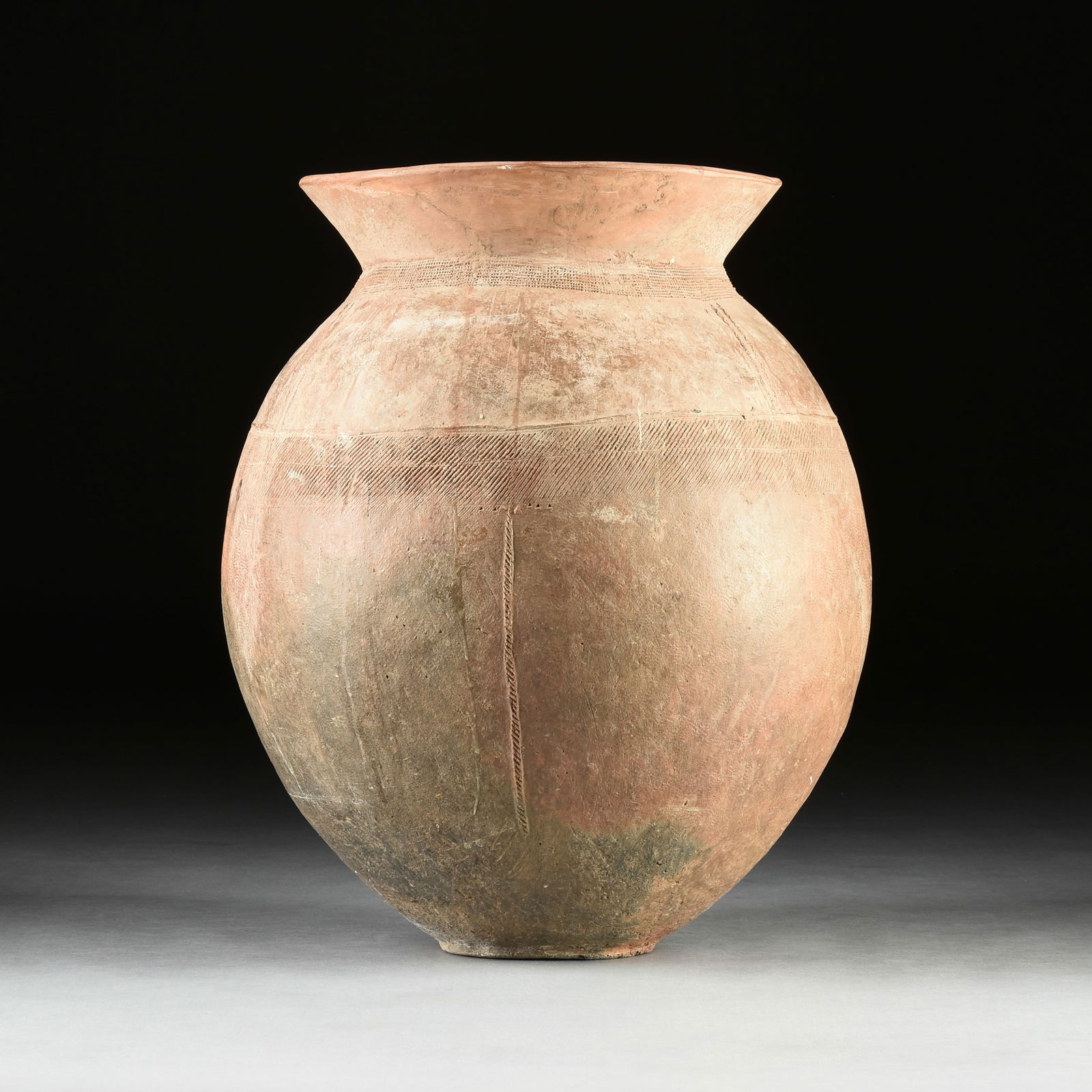 A WEST AFRICAN TERRACOTTA POT, SENUFO FEMALE POTTERY ARTS, EARLY/MID 20TH CENTURY (1 of 8)