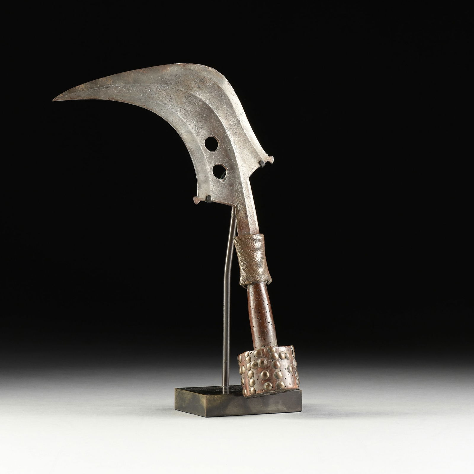 AN AFRICAN THROWING KNIFE ON STAND, CEREMONIAL "TRUMBASH," GBAYA, CAMEROON, CONGO, EARLY/MID 20TH CE (1 of 6)