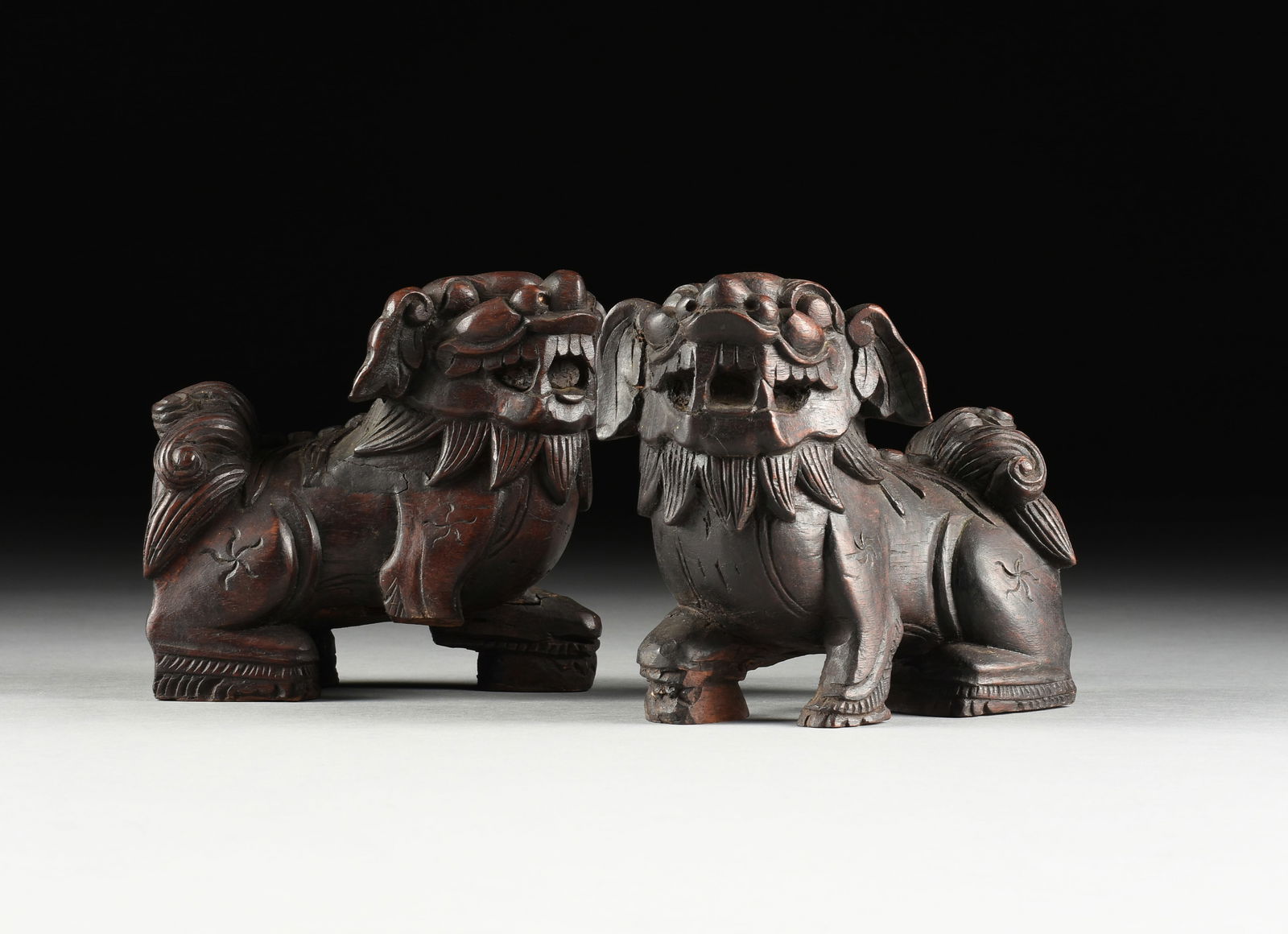 A PAIR OF VINTAGE CHINESE FOO DOG GUARDIAN STATUES, MID 20TH CENTURY (1 of 10)