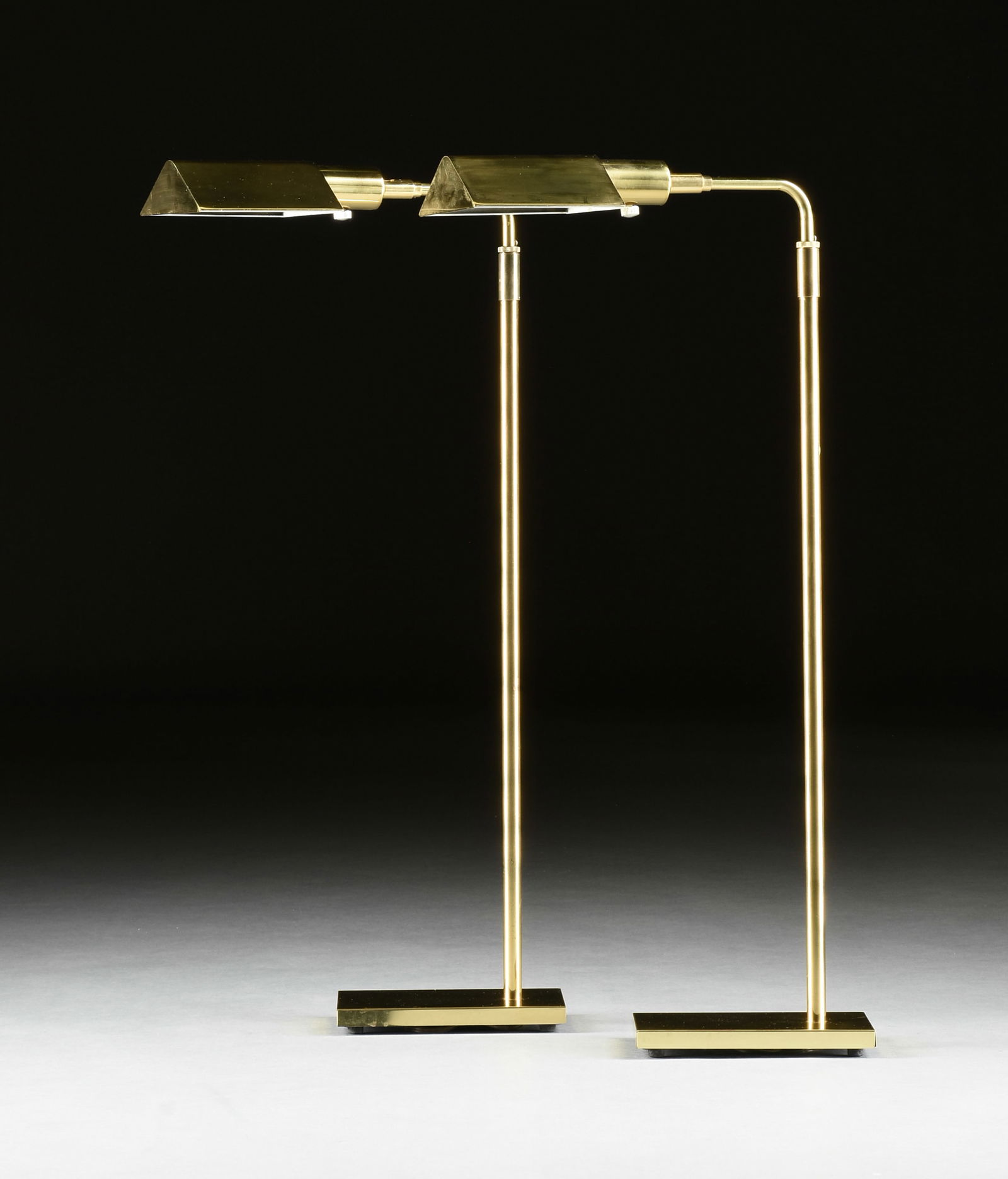 A PAIR OF KOCH & LOWY MID CENTURY BRASS ADJUSTABLE FLOOR LAMPS, AMERICAN, 1960s, (1 of 6)