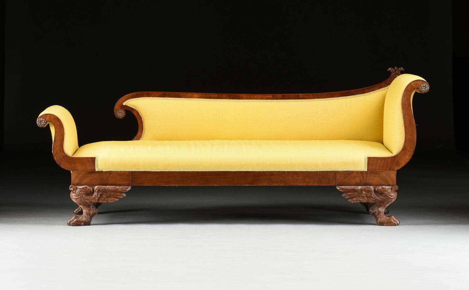 AN AMERICAN CLASSICAL FLAME MAHOGANY EAGLE WING AND LION'S PAW FOOT MERIDIENNE, EARLY/MID 19TH (1 of 8)