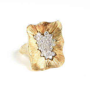 A VERDURA 18K YELLOW GOLD AND DIAMOND RING, MID-CENTURY,: A VERDURA 18K YELLOW GOLD AND DIAMOND RING, MID-CENTURY, twenty-seven prong-set round brilliant cut diamonds weighing approximately 1.25 ct., color: F-G, clarity: VS; total approximate weight: 21.8 gr