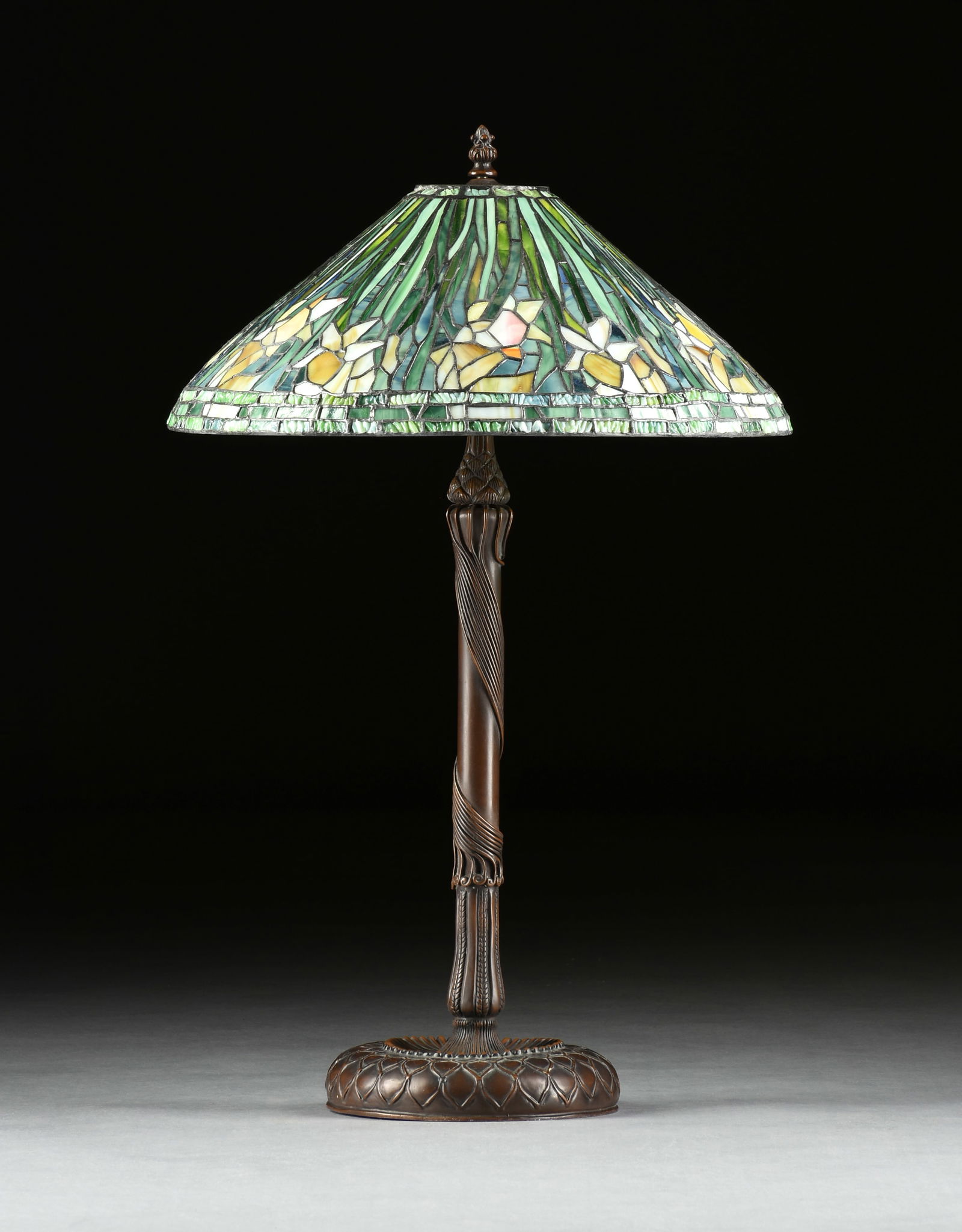 A TIFFANY & CO. STYLE "DAFFODIL" STAINED GLASS DESK LAMP, MID 1930s-1960s, (1 of 8)
