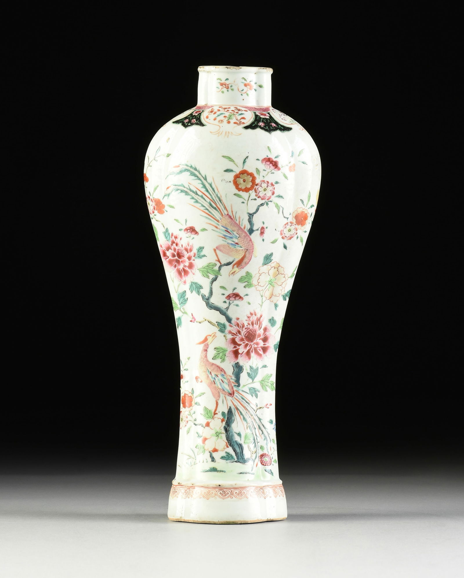 A CHINESE EXPORT FAMILLE ROSE ENAMELED PORCELAIN VASE, QING DYNASTY (1644-1912), MID/LATE 19TH (1 of 10)