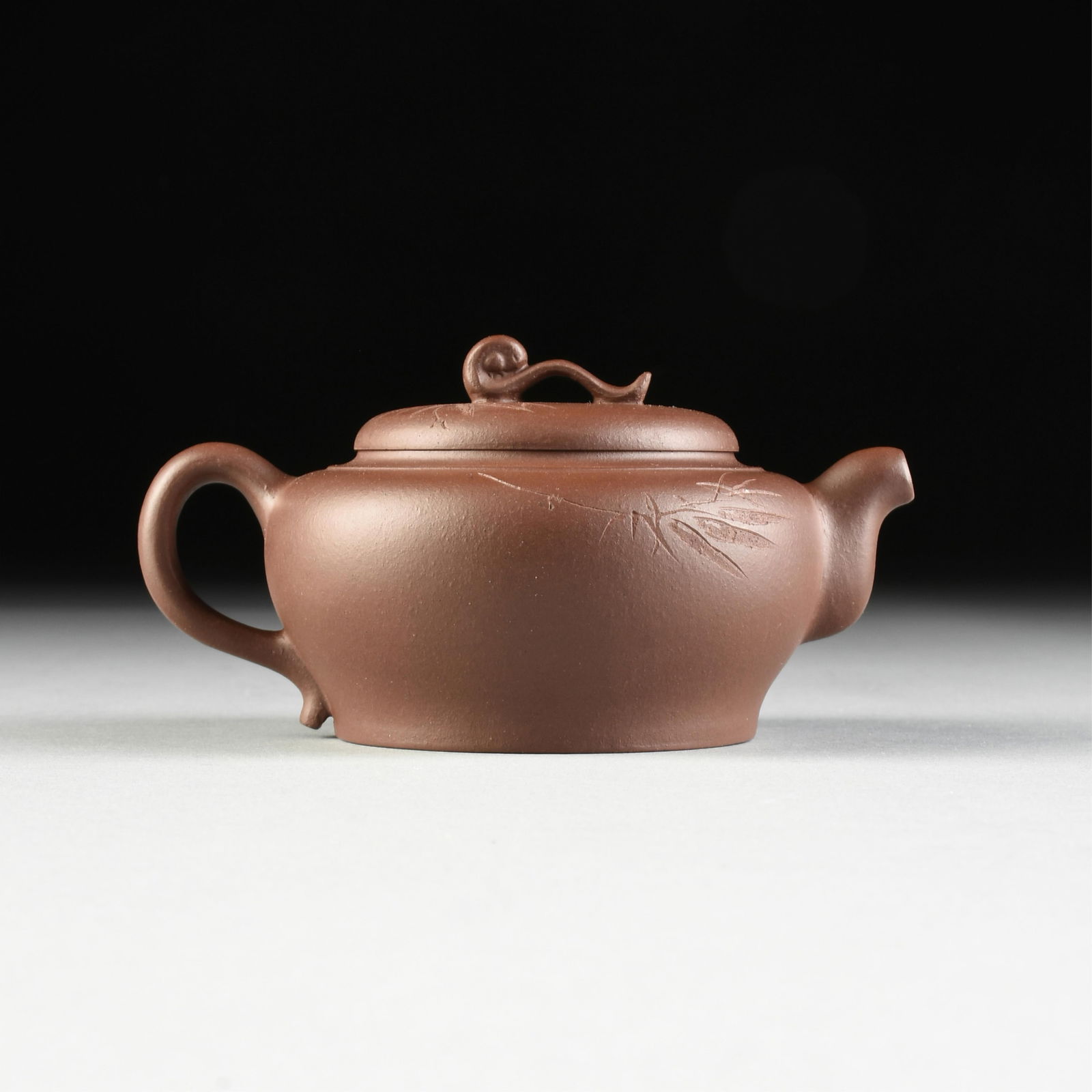 A CHINESE YIXING BROWN ZISHA CLAY TEAPOT, SIGNED, 20TH CENTURY (1 of 7)