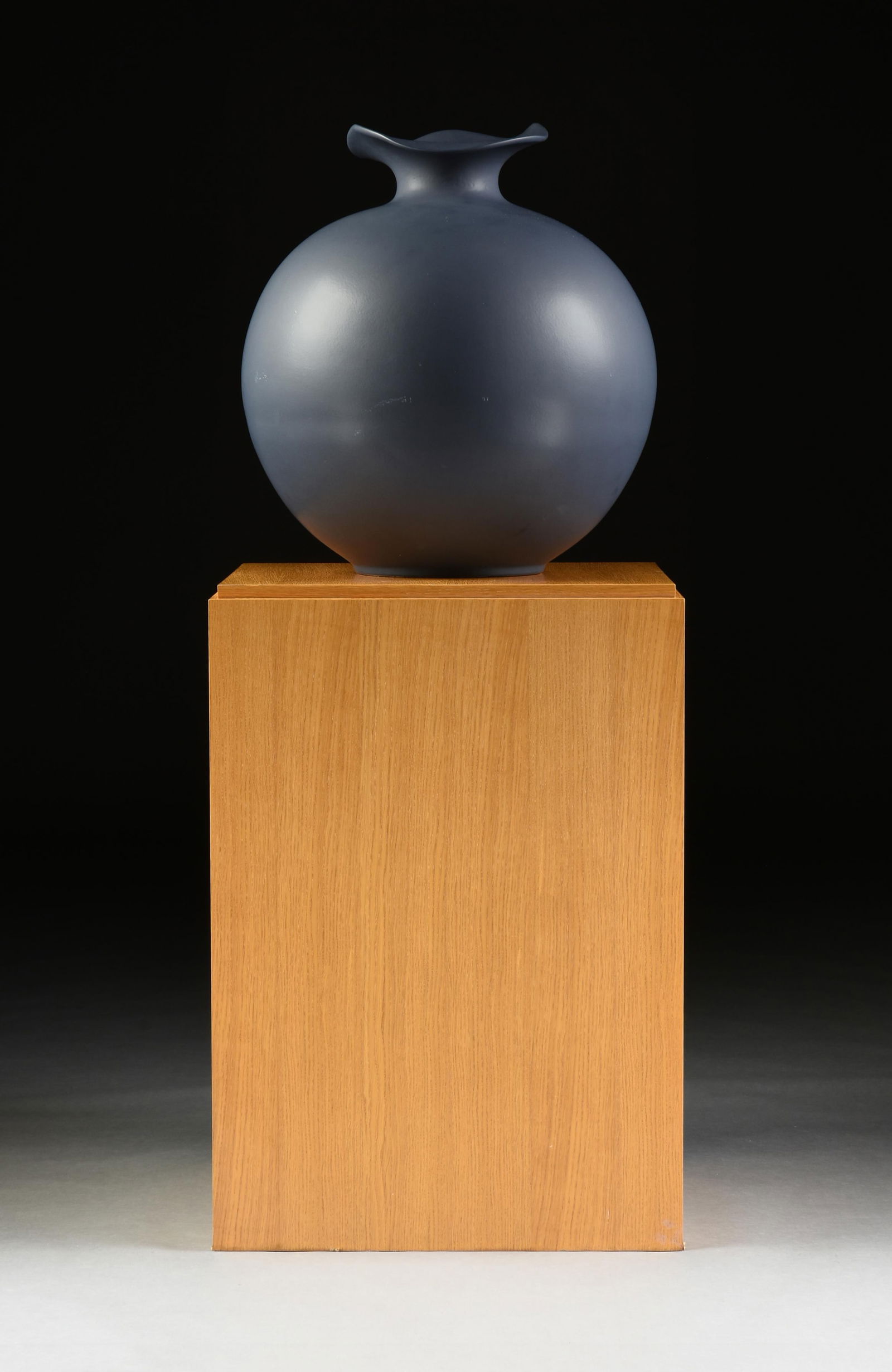 A DANISH MODERN MINIMALIST STYLE MATTE BLUE OVERSIZED GLOBE VASE ON STAND, MID/LATE 20TH CENTURY (1 of 5)